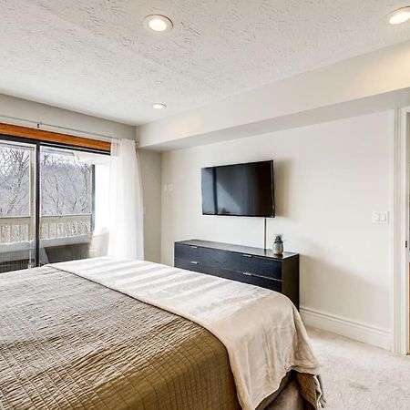 Lux Retro Getaway W/ Ober & Smoky Mtn Views! Villa Gatlinburg Exterior photo