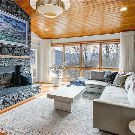 Lux Retro Getaway W/ Ober & Smoky Mtn Views! Villa Gatlinburg Exterior photo