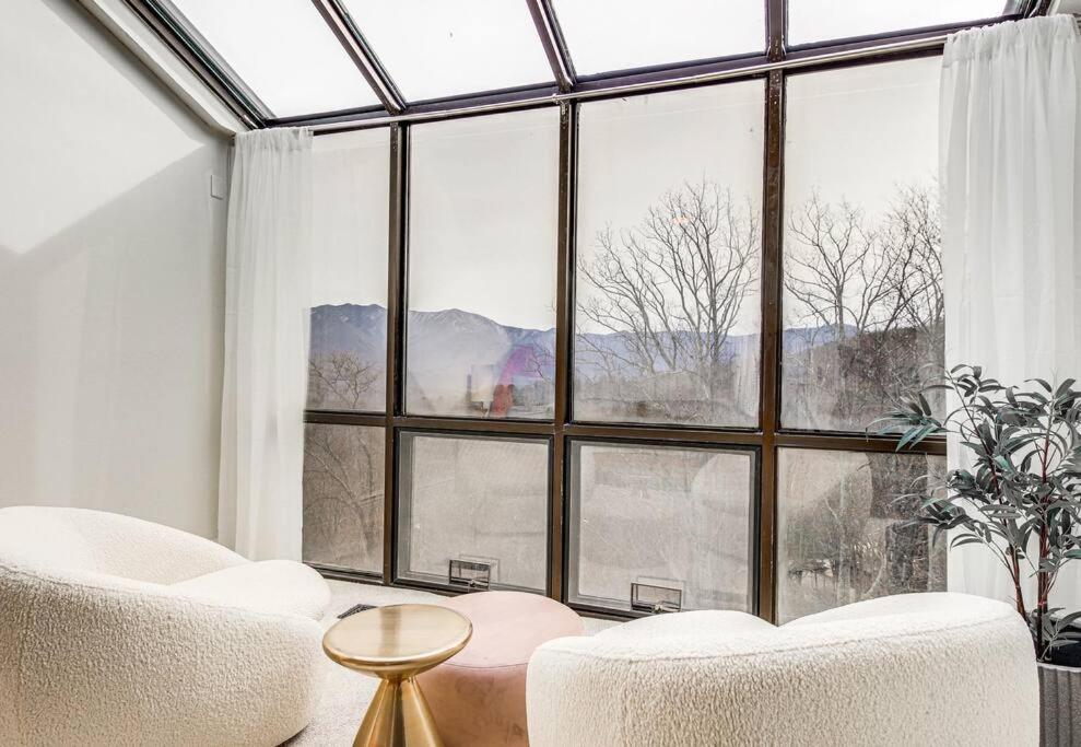 Lux Retro Getaway W/ Ober & Smoky Mtn Views! Villa Gatlinburg Exterior photo