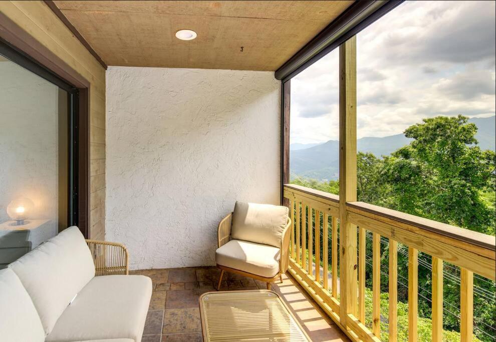 Lux Retro Getaway W/ Ober & Smoky Mtn Views! Villa Gatlinburg Exterior photo