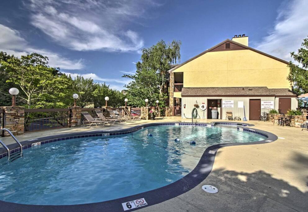 Lux Retro Getaway W/ Ober & Smoky Mtn Views! Villa Gatlinburg Exterior photo