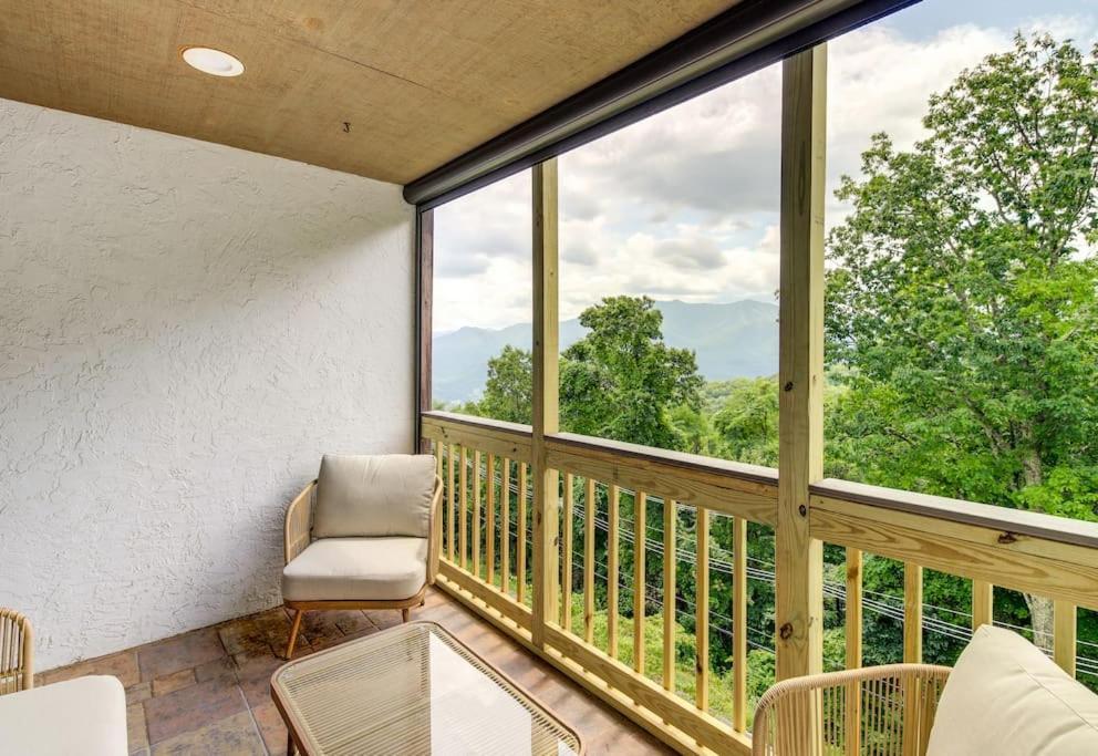 Lux Retro Getaway W/ Ober & Smoky Mtn Views! Villa Gatlinburg Exterior photo