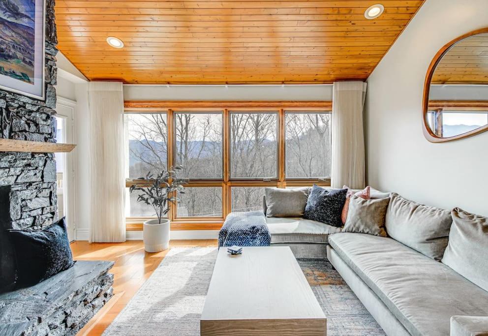 Lux Retro Getaway W/ Ober & Smoky Mtn Views! Villa Gatlinburg Exterior photo