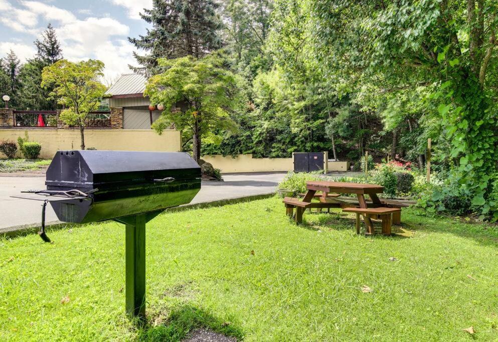 Lux Retro Getaway W/ Ober & Smoky Mtn Views! Villa Gatlinburg Exterior photo