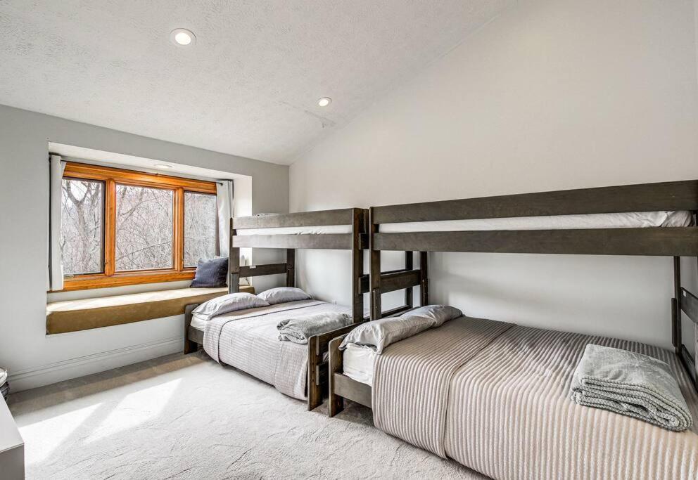 Lux Retro Getaway W/ Ober & Smoky Mtn Views! Villa Gatlinburg Exterior photo