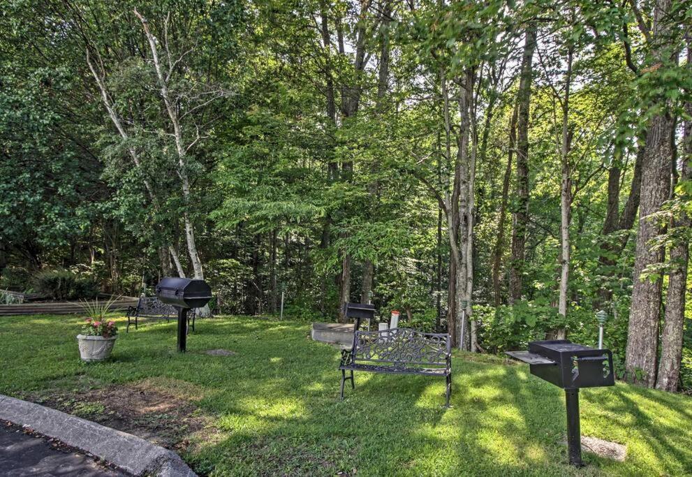 Lux Retro Getaway W/ Ober & Smoky Mtn Views! Villa Gatlinburg Exterior photo
