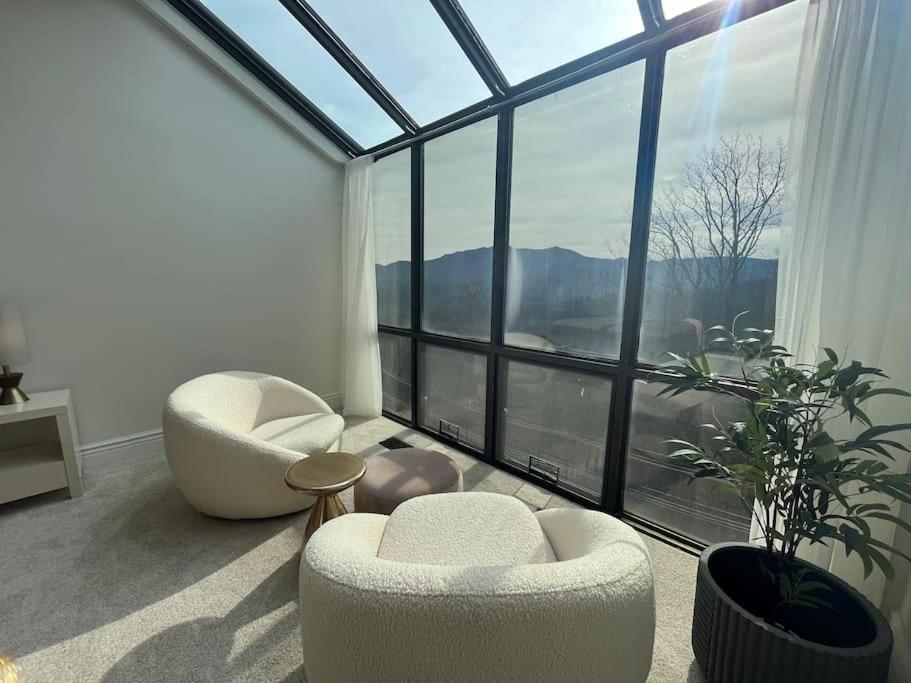 Lux Retro Getaway W/ Ober & Smoky Mtn Views! Villa Gatlinburg Exterior photo