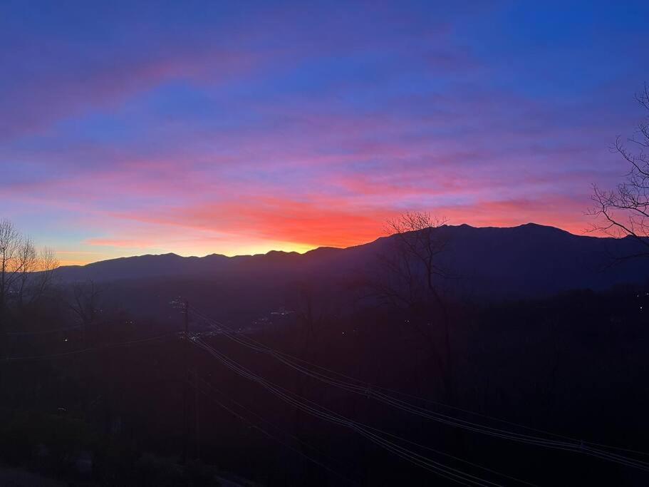 Lux Retro Getaway W/ Ober & Smoky Mtn Views! Villa Gatlinburg Exterior photo