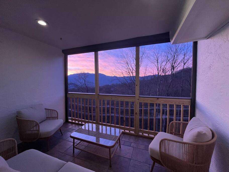 Lux Retro Getaway W/ Ober & Smoky Mtn Views! Villa Gatlinburg Exterior photo
