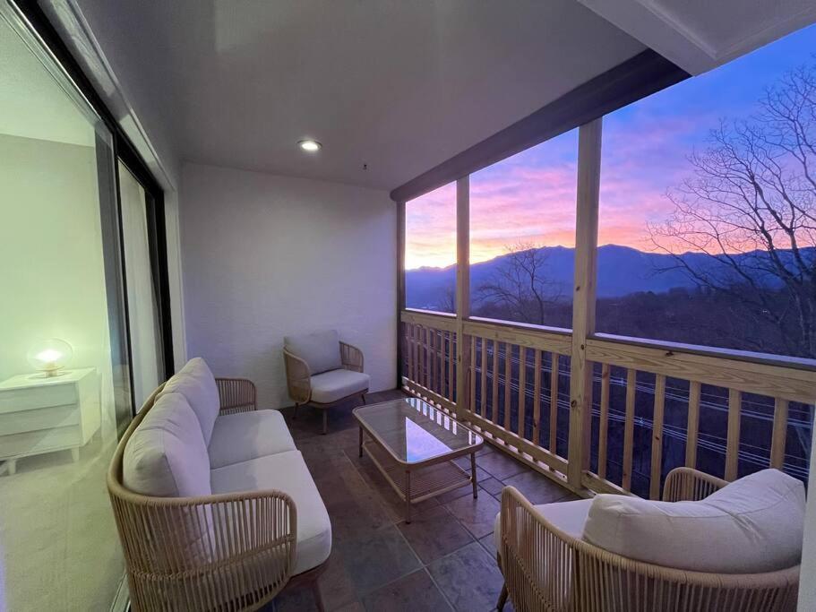 Lux Retro Getaway W/ Ober & Smoky Mtn Views! Villa Gatlinburg Exterior photo