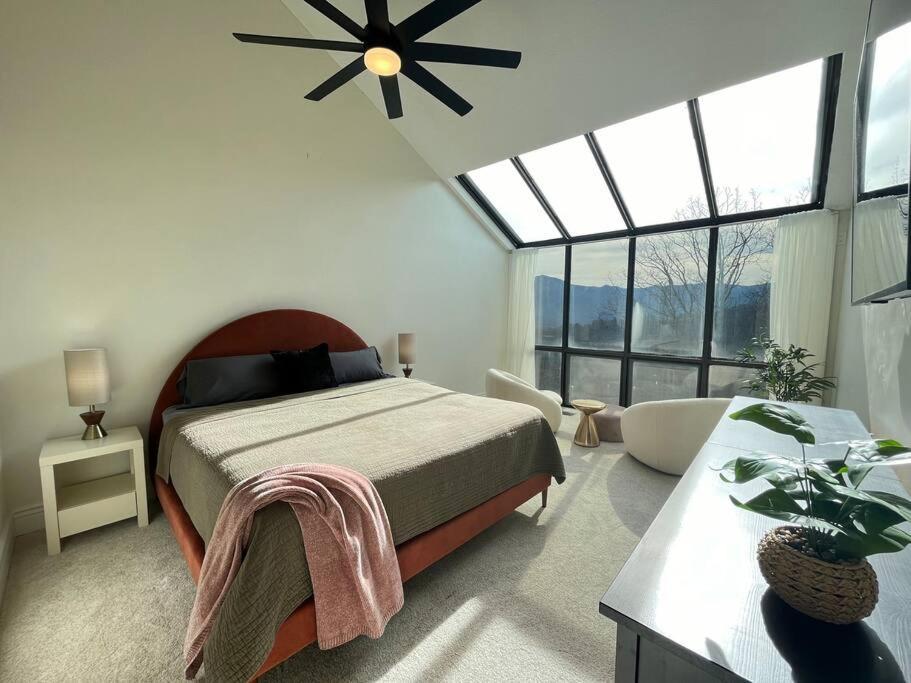 Lux Retro Getaway W/ Ober & Smoky Mtn Views! Villa Gatlinburg Exterior photo