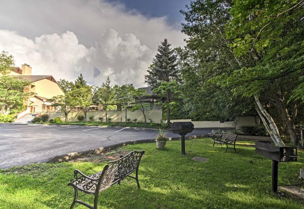 Lux Retro Getaway W/ Ober & Smoky Mtn Views! Villa Gatlinburg Exterior photo