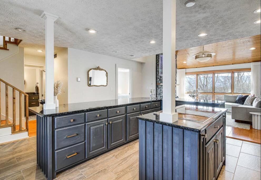 Lux Retro Getaway W/ Ober & Smoky Mtn Views! Villa Gatlinburg Exterior photo
