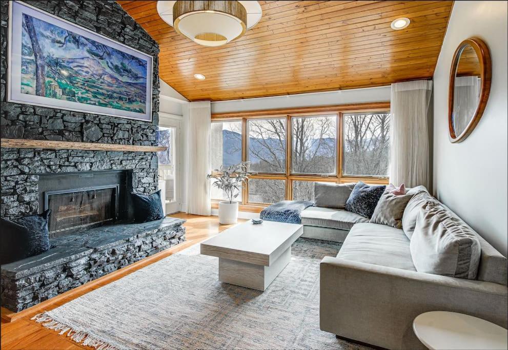 Lux Retro Getaway W/ Ober & Smoky Mtn Views! Villa Gatlinburg Exterior photo