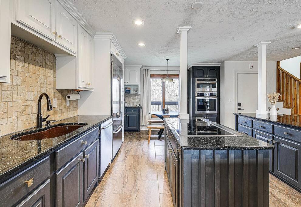 Lux Retro Getaway W/ Ober & Smoky Mtn Views! Villa Gatlinburg Exterior photo