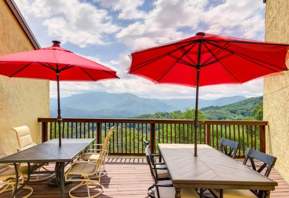 Lux Retro Getaway W/ Ober & Smoky Mtn Views! Villa Gatlinburg Exterior photo
