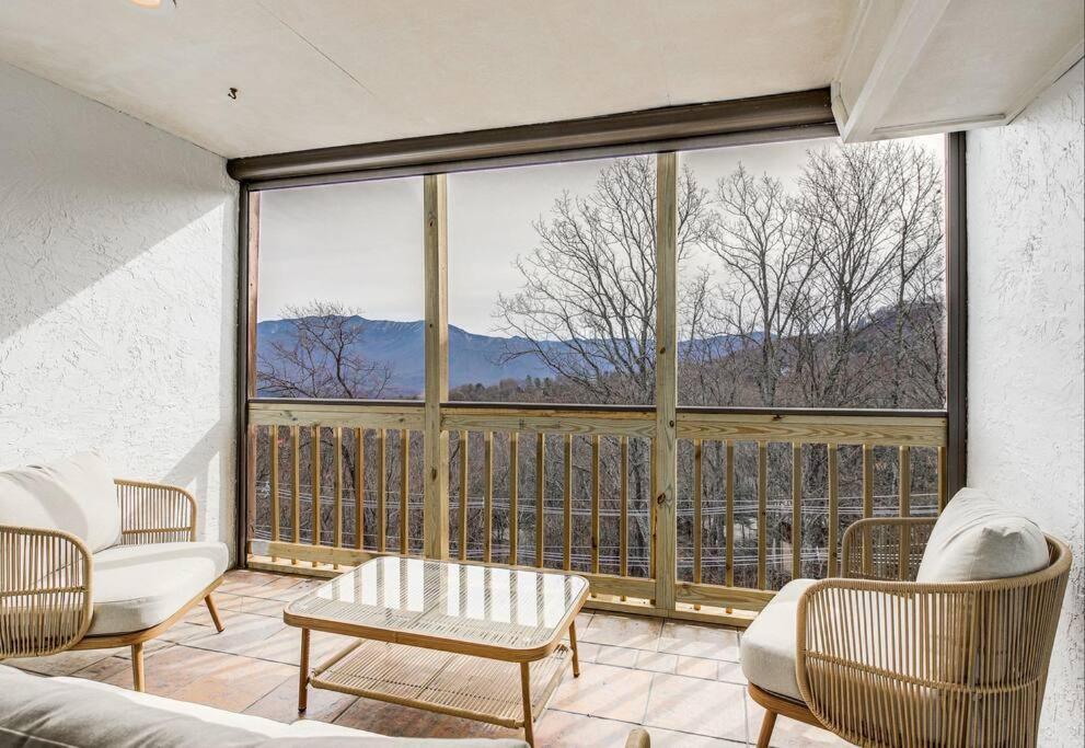 Lux Retro Getaway W/ Ober & Smoky Mtn Views! Villa Gatlinburg Exterior photo